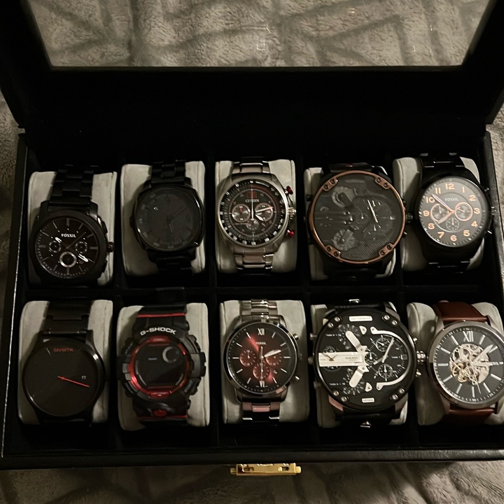 Selling by the lot a group of various watches. Ranging from 2-3 years old.